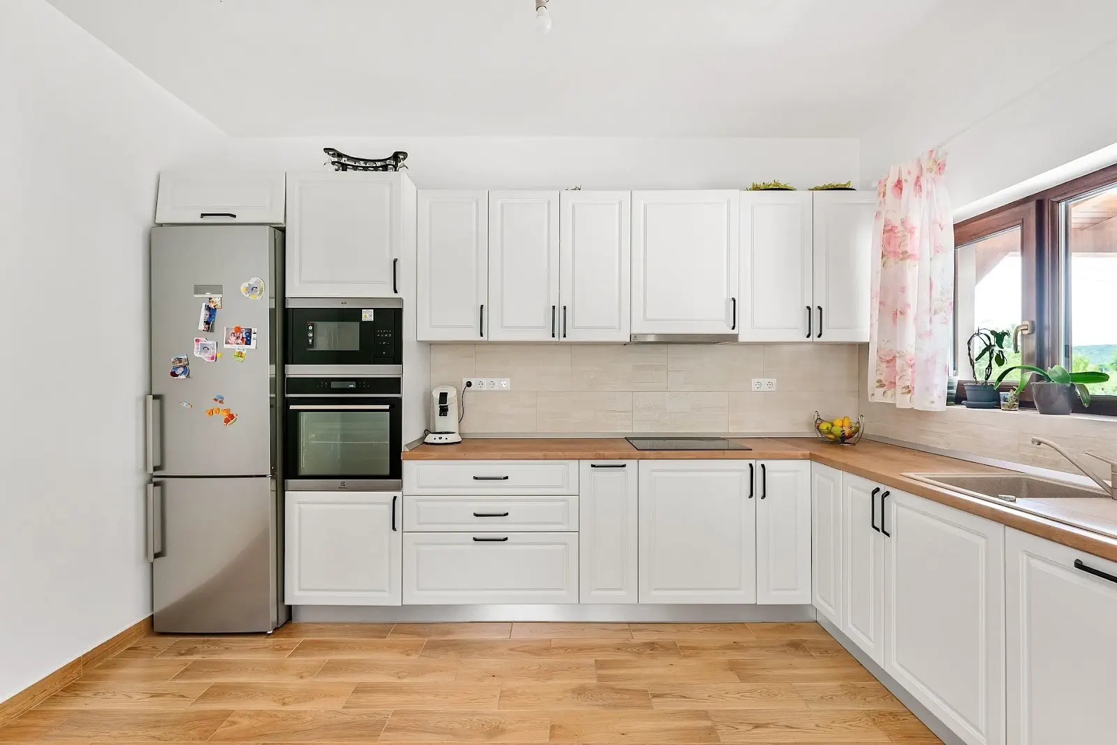 Custom kitchen cabinet design in Dubai